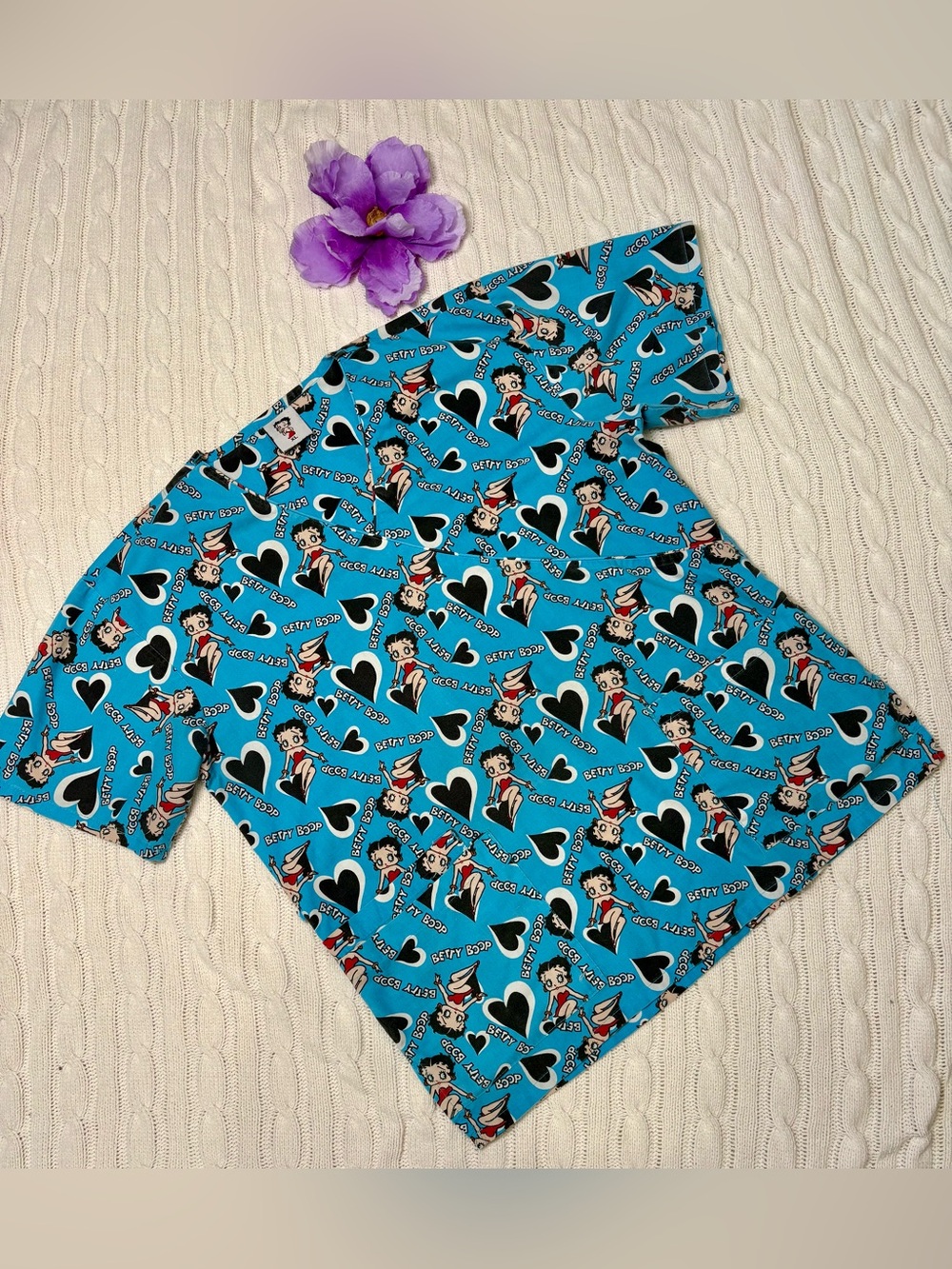 2017 Betty Boop Women's Blue with Black Hearts Scrub Top; XL